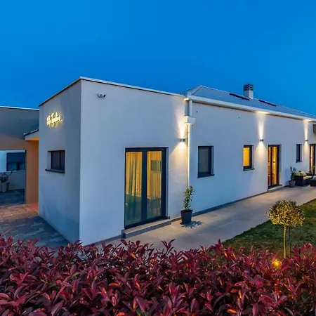 Villa Patras - Pool Mit Hydromassage - Istriensonne 0673