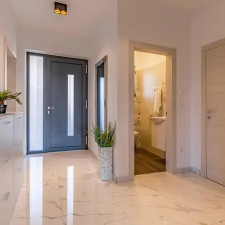 Patras - Pool Mit Hydromassage - Istriensonne 0673 *